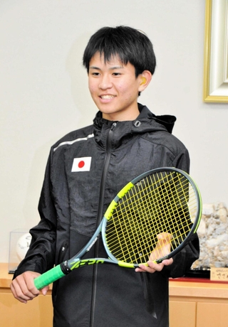 世界デフテニスチーム選手権の日本代表に選ばれた松平秀斗選手＝小野市役所