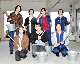 清掃活動を続ける小野工業高校定時制の生徒会役員＝小野市片山町