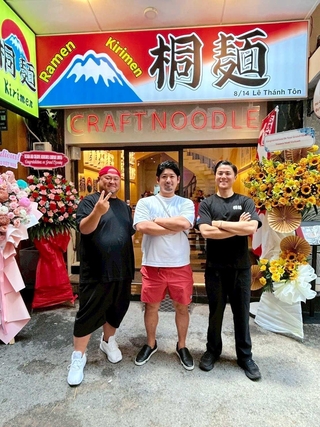 ベトナムにラーメン店「桐麺」を出店した桐谷尚幸さん（左端）と松井利也さん（中央）＝桐谷さん提供