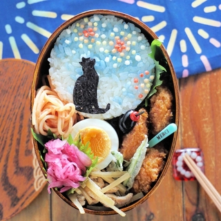 花火を見上げる黒猫が印象的な弁当（提供）