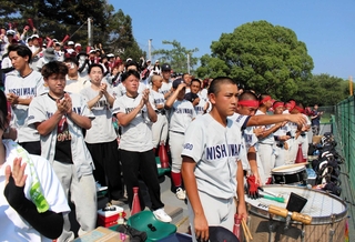 拍手で選手の健闘をたたえる西脇工の応援席＝明石トーカロ球場