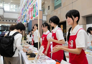 加東市産のもち麦やモモを使った菓子などをアピールする社高校生ら＝神戸市中央区東川崎町１