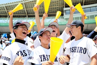 ３年ぶりに甲子園出場を決め、歓喜に沸く社の応援席＝ほっともっとフィールド神戸