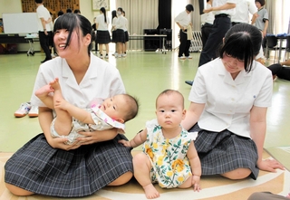 赤ちゃんと触れ合う生徒たち＝多可高校