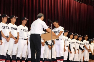 橋本智稔校長から表彰状を受け取る選手たち＝社高校