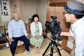 夫婦の写真を撮る宮本博文さん（右）＝加西市鶉野町