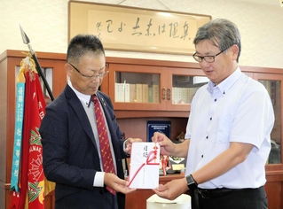 目録を渡す加東ライオンズクラブの小林健児会長（左）＝社高校