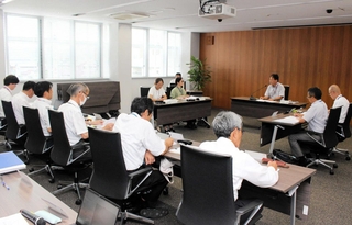 統合方法について協議した定例教育委員会＝西脇市役所