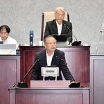 加西市の２０２６年度一般会計補正予算案を再議に付した理由を説明する高橋晴彦市長（手前）＝同市議会議場