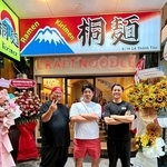 ベトナムにラーメン店「桐麺」を出店した桐谷尚幸さん（左端）と松井利也さん（中央）＝桐谷さん提供