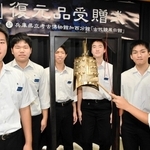 古代中国の打楽器「鐘」の一つを復元した相生産業高校の生徒たち＝古代鏡展示館