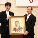 片山象三市長（左）から肖像画を受け取る十倉雅和さん＝西脇ロイヤルホテル