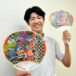 大賞に輝いたデザインのうちわを持つ上田隼大さん＝小野中学校