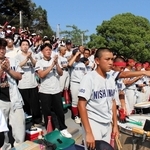 拍手で選手の健闘をたたえる西脇工の応援席＝明石トーカロ球場