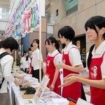 加東市産のもち麦やモモを使った菓子などをアピールする社高校生ら＝神戸市中央区東川崎町１