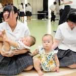 赤ちゃんと触れ合う生徒たち＝多可高校