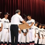 橋本智稔校長から表彰状を受け取る選手たち＝社高校