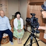 夫婦の写真を撮る宮本博文さん（右）＝加西市鶉野町