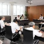 統合方法について協議した定例教育委員会＝西脇市役所