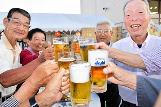 開放的な屋外で乾杯する人たち＝アスティアかさい屋上