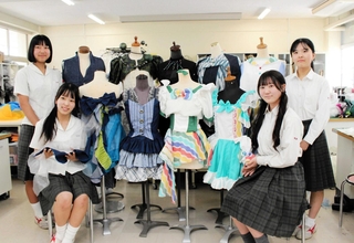 播州織の衣装を手がける池田垣心望さん（左手前）、吉田詩乃さん（右手前）ら＝西脇高校