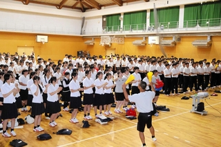 一丸となって応援の練習をする生徒ら＝社高校