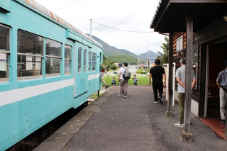 昨年度の廃線跡ツアーの様子＝多可町中区鍛冶屋（提供）