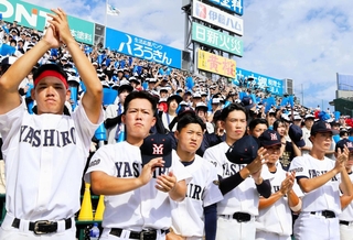 拍手で選手の健闘をたたえる社の応援団＝西宮市の甲子園球場