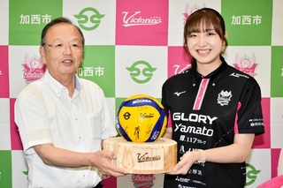 加西市のアンバサダーに就任した野末朋那選手（右）＝加西市役所