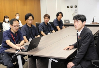 片山象三市長（右）に被災地での活動を報告する西脇病院のＤＭＡＴのメンバー＝西脇市役所