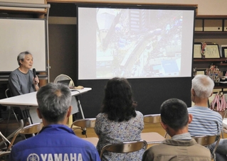 脱線事故の写真を示しながら体験を語る小椋聡さん＝多可町加美区三谷