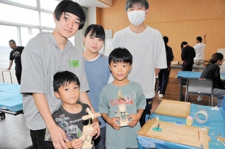 動くおもちゃを作った小学生と指導した小野工業高生＝コミセンおの