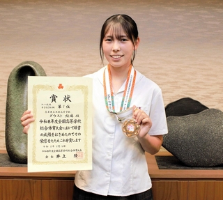 全国高校総体で２連覇を果たしたダウスト絵麻さん＝西脇市役所
