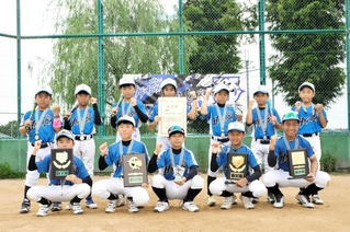 阿波おどりカップ全国学童軟式野球大会で優勝した小野東少年野球クラブのメンバー＝小野東小学校
