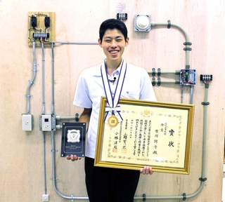若年者ものづくり競技大会で２年連続の金賞に輝いた吉川陽斗さん＝西脇工業高校