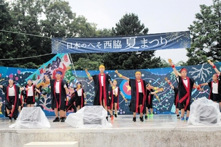 曇り空の下、全力で踊る双葉小学校の児童＝日本へそ公園