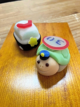「かめのおまわりさん」とパトカーの和菓子＝小野市敷地町