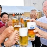 開放的な屋外で乾杯する人たち＝アスティアかさい屋上