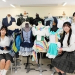 播州織の衣装を手がける池田垣心望さん（左手前）、吉田詩乃さん（右手前）ら＝西脇高校