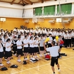 一丸となって応援の練習をする生徒ら＝社高校