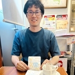 ４周年ブレンドを手にする宗平慎太郎さん＝けやき焙煎所