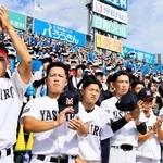 拍手で選手の健闘をたたえる社の応援団＝西宮市の甲子園球場