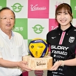 加西市のアンバサダーに就任した野末朋那選手（右）＝加西市役所