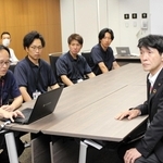 片山象三市長（右）に被災地での活動を報告する西脇病院のＤＭＡＴのメンバー＝西脇市役所