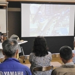 脱線事故の写真を示しながら体験を語る小椋聡さん＝多可町加美区三谷