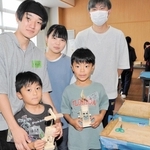 動くおもちゃを作った小学生と指導した小野工業高生＝コミセンおの