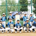 阿波おどりカップ全国学童軟式野球大会で優勝した小野東少年野球クラブのメンバー＝小野東小学校