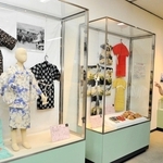 「昭和１００年　子どものくらし大図鑑」の展示を説明する藤原友子学芸員＝好古館