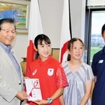 （左から）蓬萊務市長、賞賜金を受け取る田中希実選手、母千洋さん、コーチの父健智さん＝小野市役所