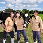 ６年連続で「エクセレント」の称号を獲得した乳牛を育てる（左から）原愛子さん、木村心美さん、實盛智美さん＝播磨農業高校